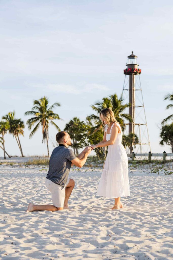 Man proposes to girlfriend in front of the Sanibel Lighthouse