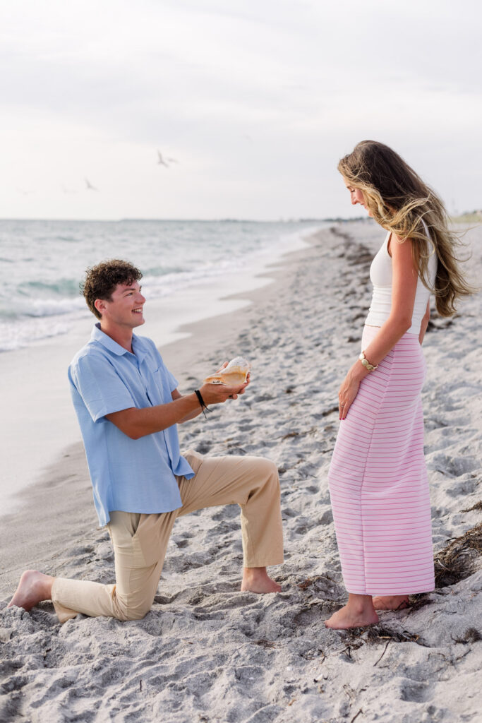 Man proposes to girlfriend holding a seashell instead of a ring